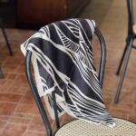 By Serena | Pañoleta de seda Abstract Negro